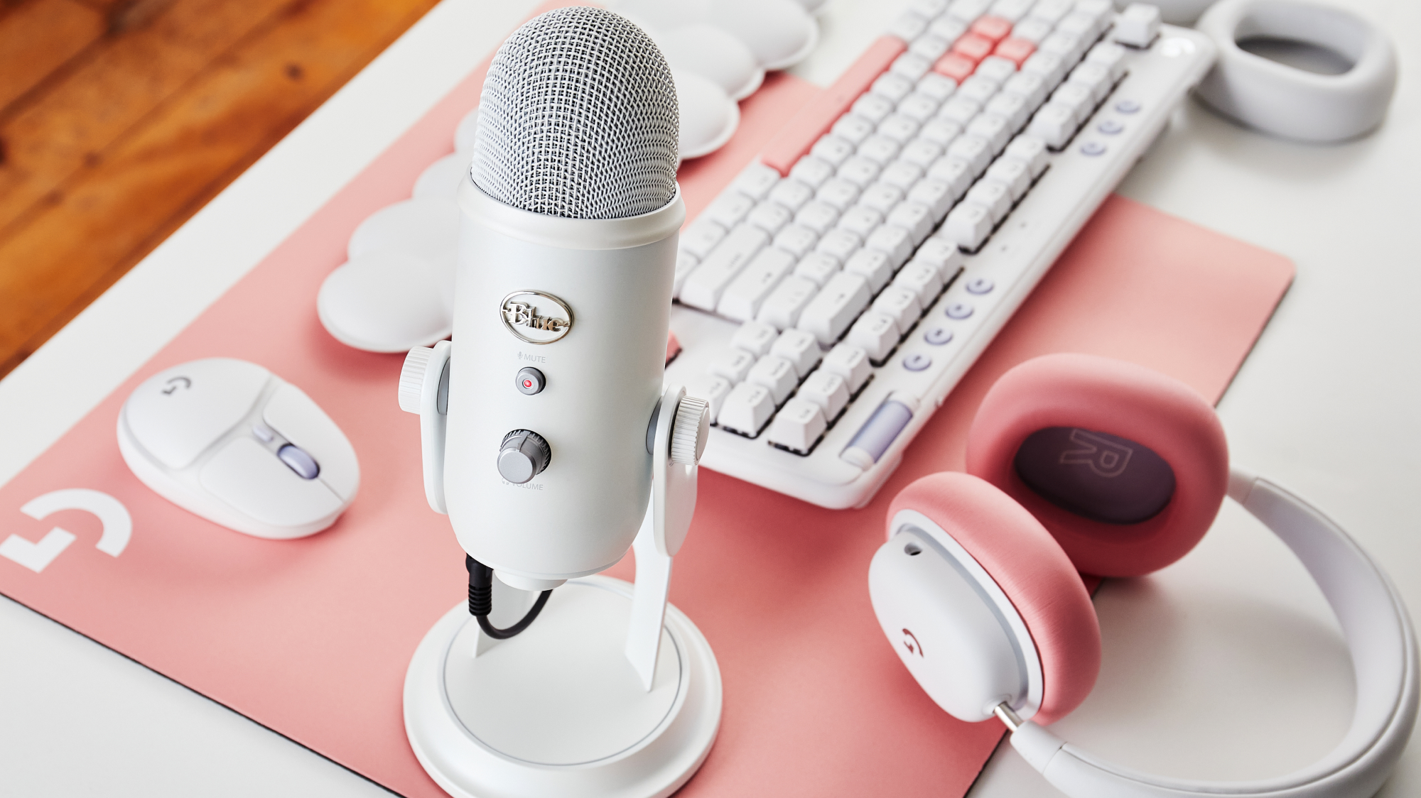 Yeti Blue VO!CEによる、マルチパターンのプレミアムUSBマイク yeti-back-angle-blackout-